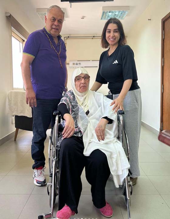 حالات شفيت من الشلل الرعاش - الفنانة روجينا مع والدتها بعد اجراء عملية الشلل الرعاش